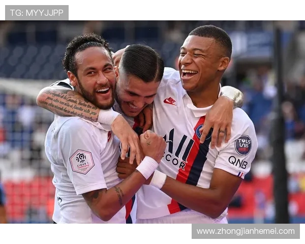 足球明星合影精彩瞬间集锦展现球场风采与友谊的完美结合