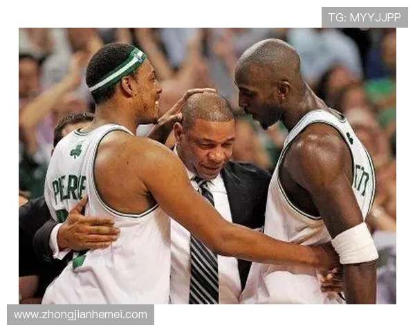 加内特与足球明星同框合影展现体育巨星的友谊与魅力 加内特与足球明星同框合影展现体育巨星的友谊与魅力